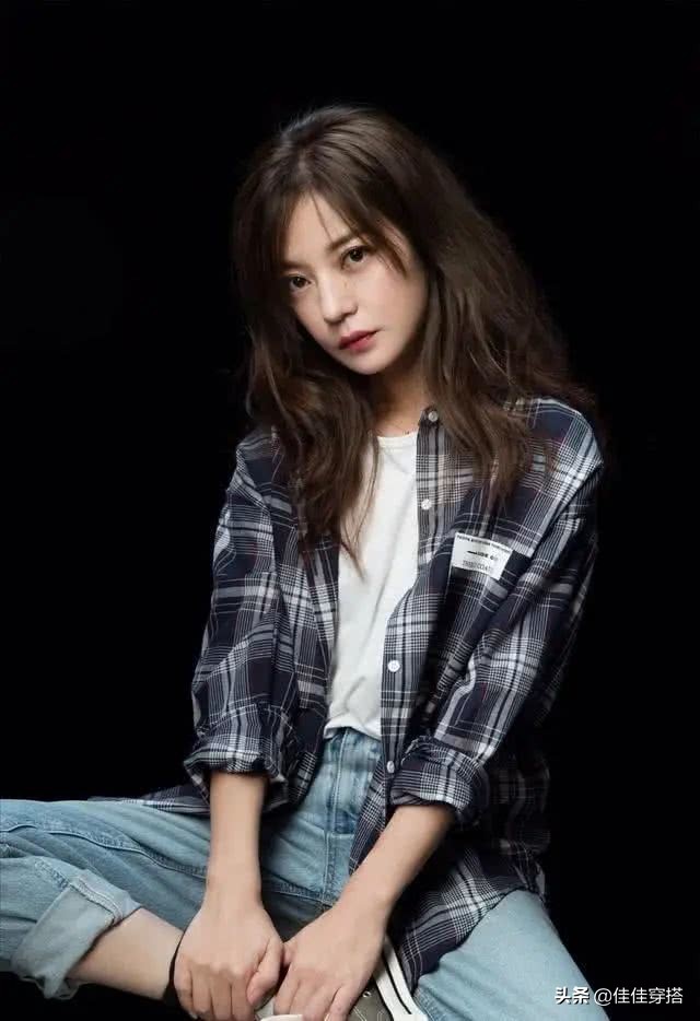 赵薇简直是“天生*物尤**”！穿白西装英姿飒爽，搭配黑头巾潮爆了