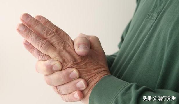 62岁男子突发脑梗52分钟紧急溶栓,男子脑梗倒地医生急救