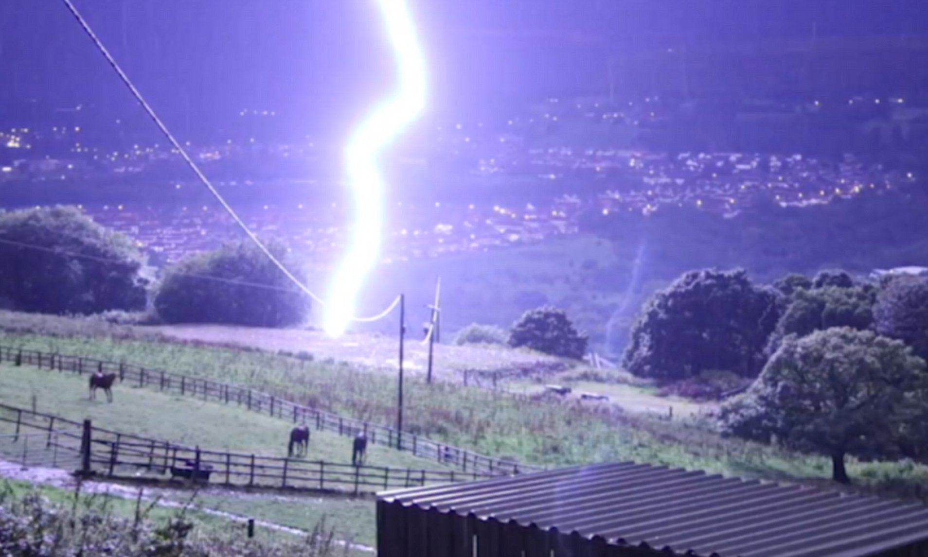 电动车被雷击中会怎样,汽车行驶中被闪电击中的几率