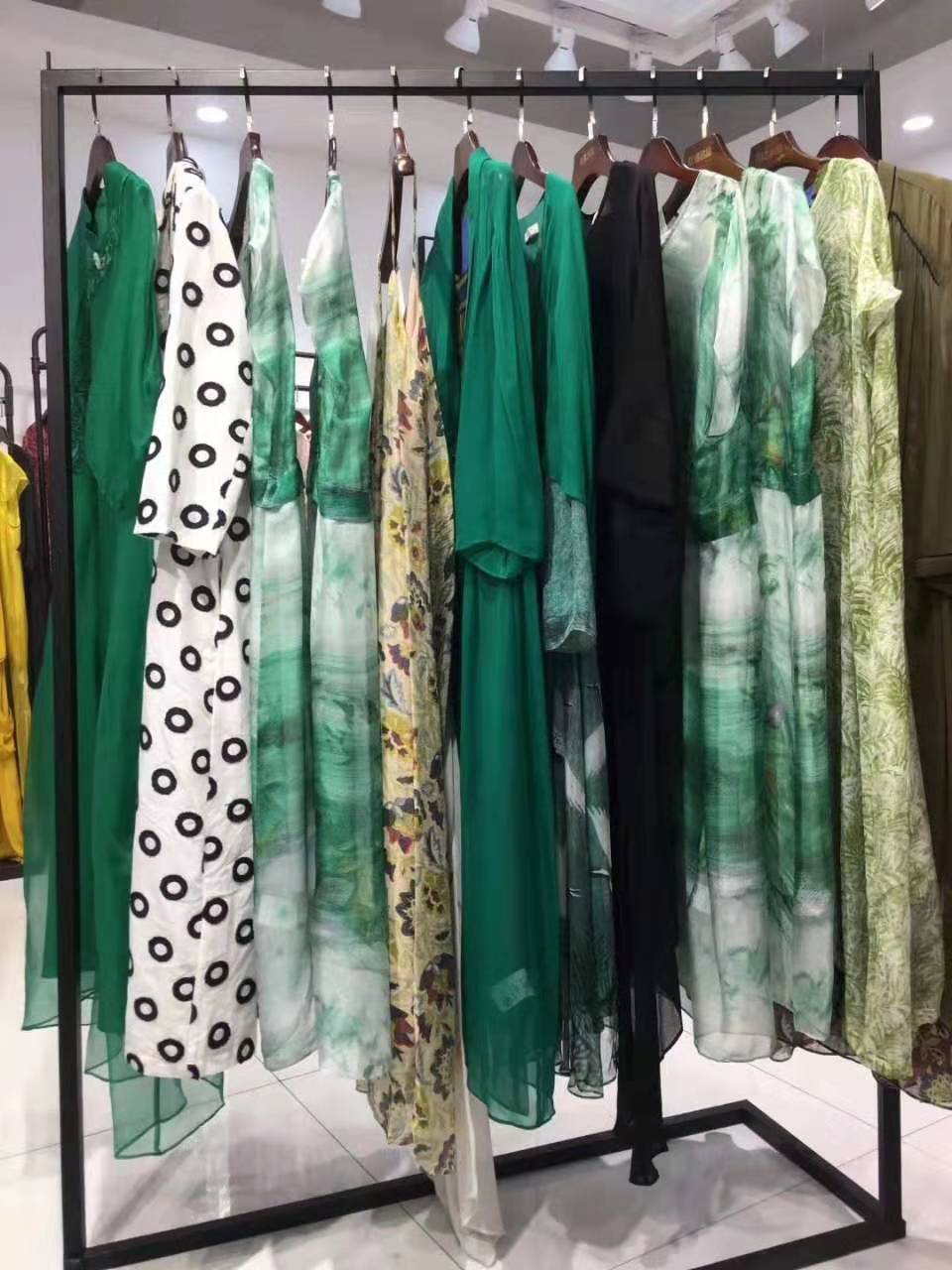 如果你想创业不妨点进来看看,现在适合开女装品牌折扣店吗