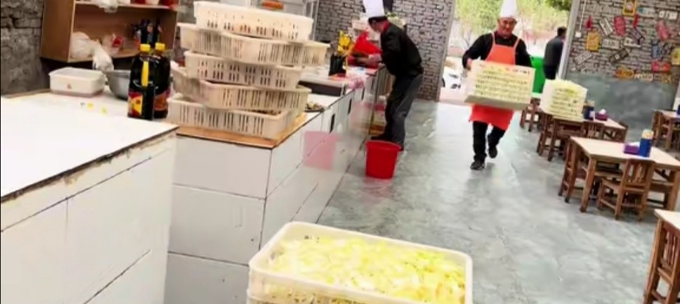 河南濮阳小伙第一锅大烩菜在哪儿,濮阳一天卖出上万碗烩菜