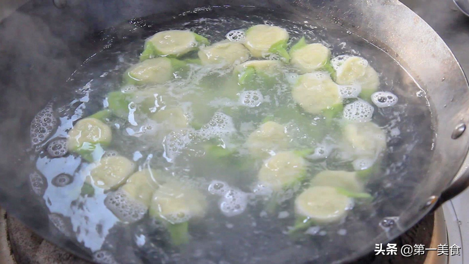 薄皮大馅饺子的包法视频,薄皮大馅的饺子怎样包不煮破