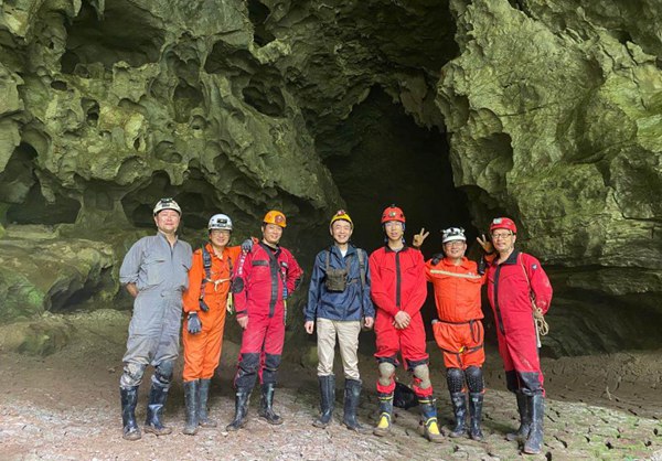 16岁留美高中生回国科考，变身“老鼠人”下悬崖探8000米洞穴