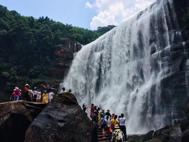 遵义赤水丹霞瀑布比黄果树更大的瀑布，尽然很多游客不知道这里