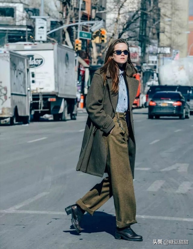 穿睡袍大衣配长筒靴气场全开,白色靴子大衣有腰带穿搭高级感