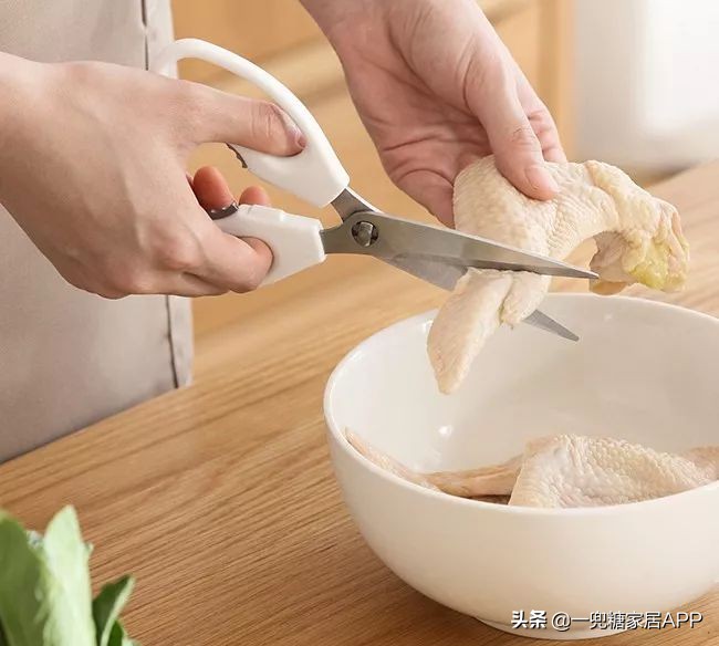 在名创优品50块钱能买多少盲盒,在名创优品100块钱买化妆品