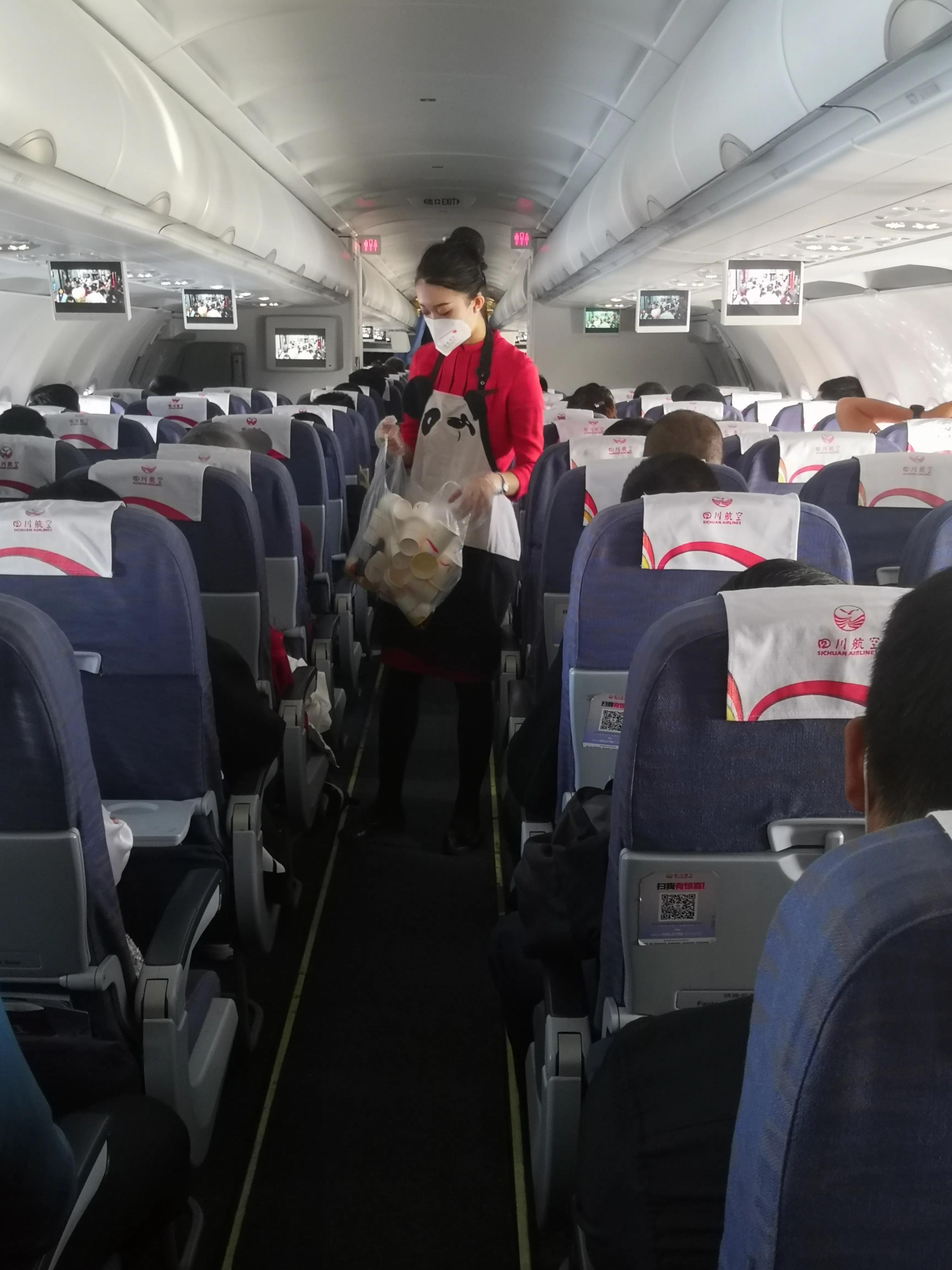 川航空乘新制服,川航的民航服务质量