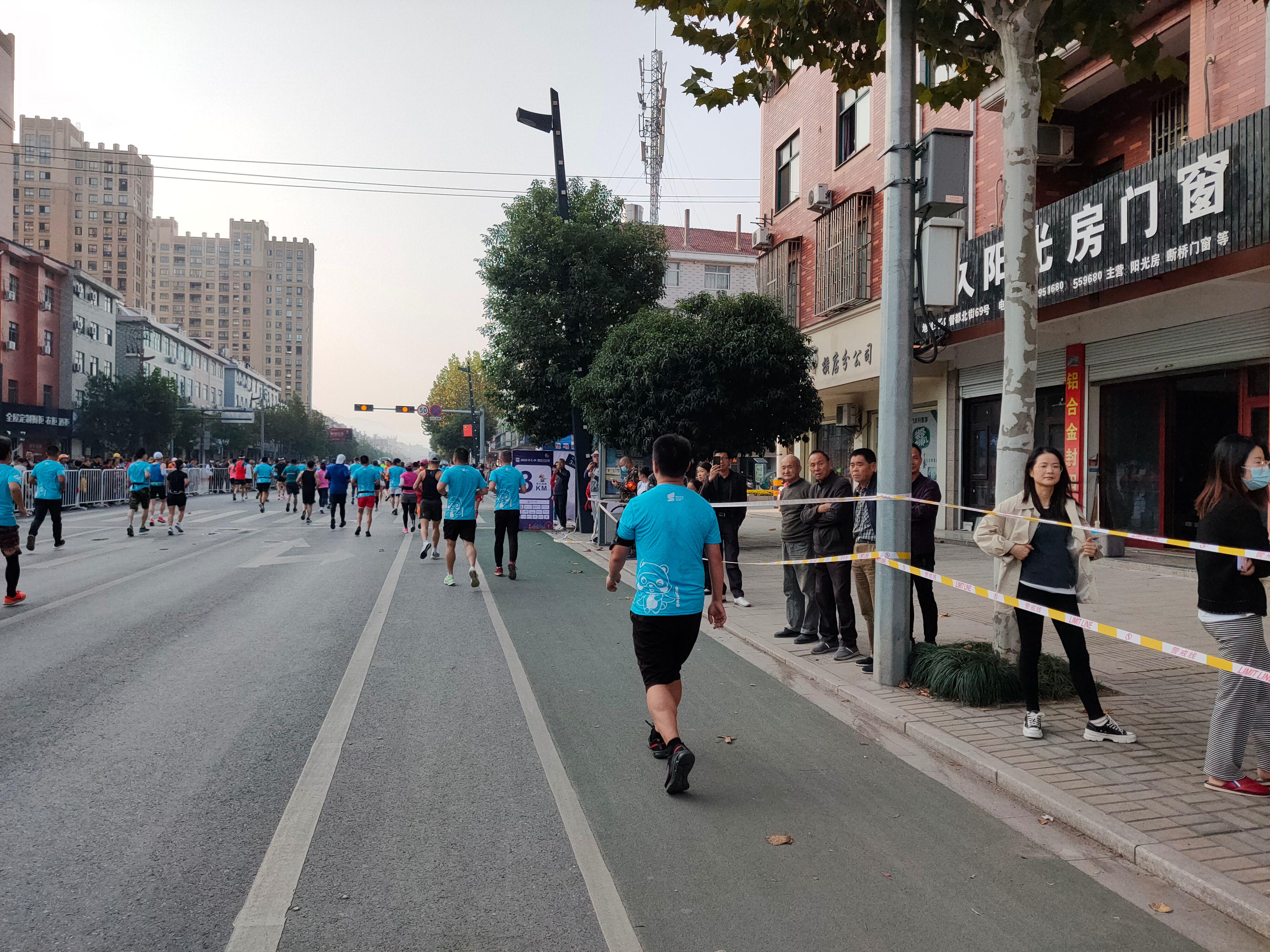 首个全马2022年超燃视频,横店马拉松2023全马颁奖直播