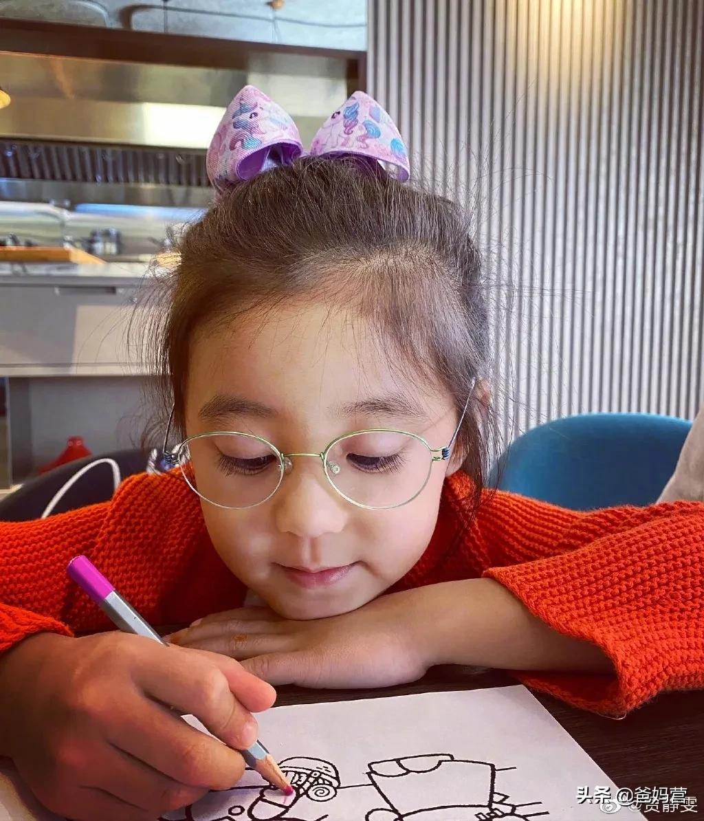 贾静雯孩子弱视,贾静雯女儿咘咘先天弱视是真的吗