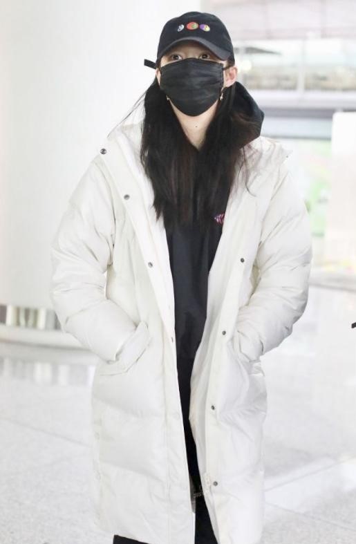 关晓彤光脚不穿袜子不怕冷,关晓彤挑战单腿站立