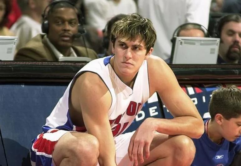 达科米利西奇隔扣安东尼,被安东尼过掉的后卫成为英超笑话