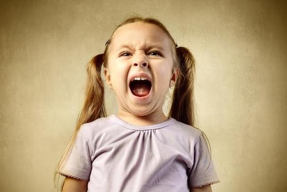 窝里横的孩子家庭教育,窝里横的孩子是什么心理