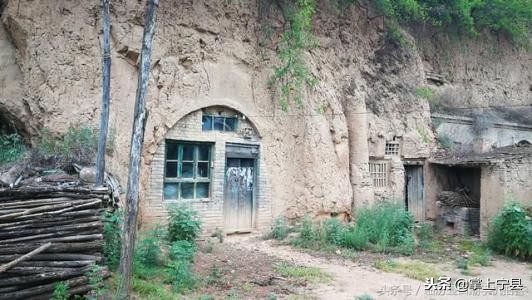 甘肃省宁县民间原始住宅窑洞,原始村庄的窑洞
