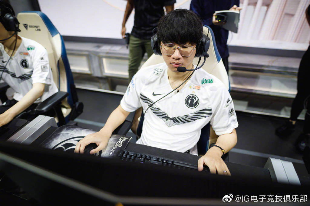 宁王与女友逛街被偶遇，脚上的新鞋引人瞩目，网友：这鞋太顶了吧