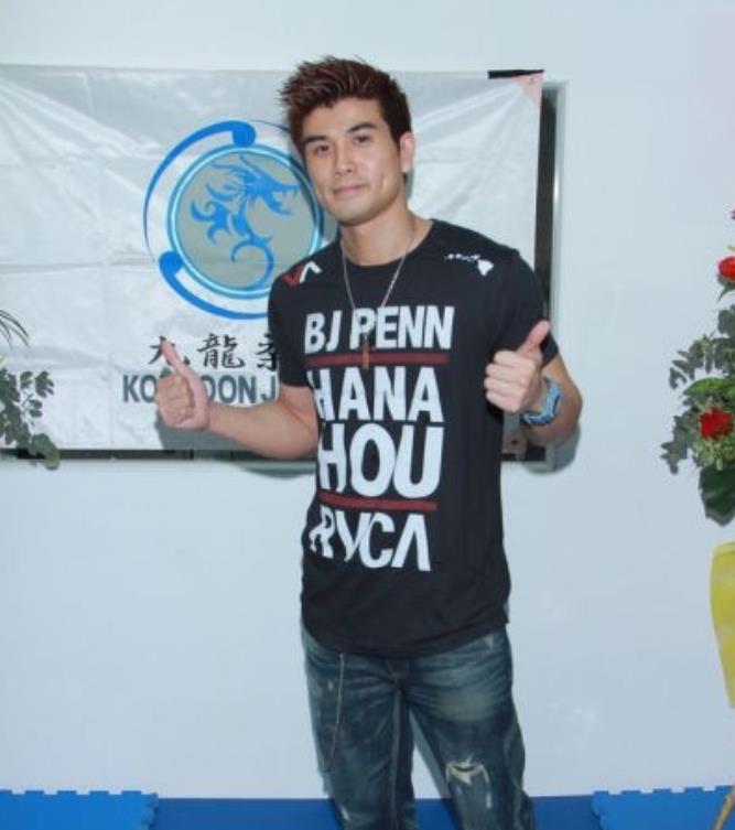 肥龙过江从厕所逃跑片段,肥龙过江是甄子丹吗