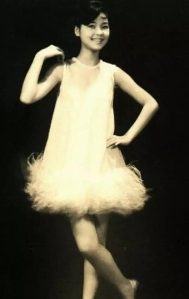 成龙献花邓丽君视频,邓丽君写给成龙的歌