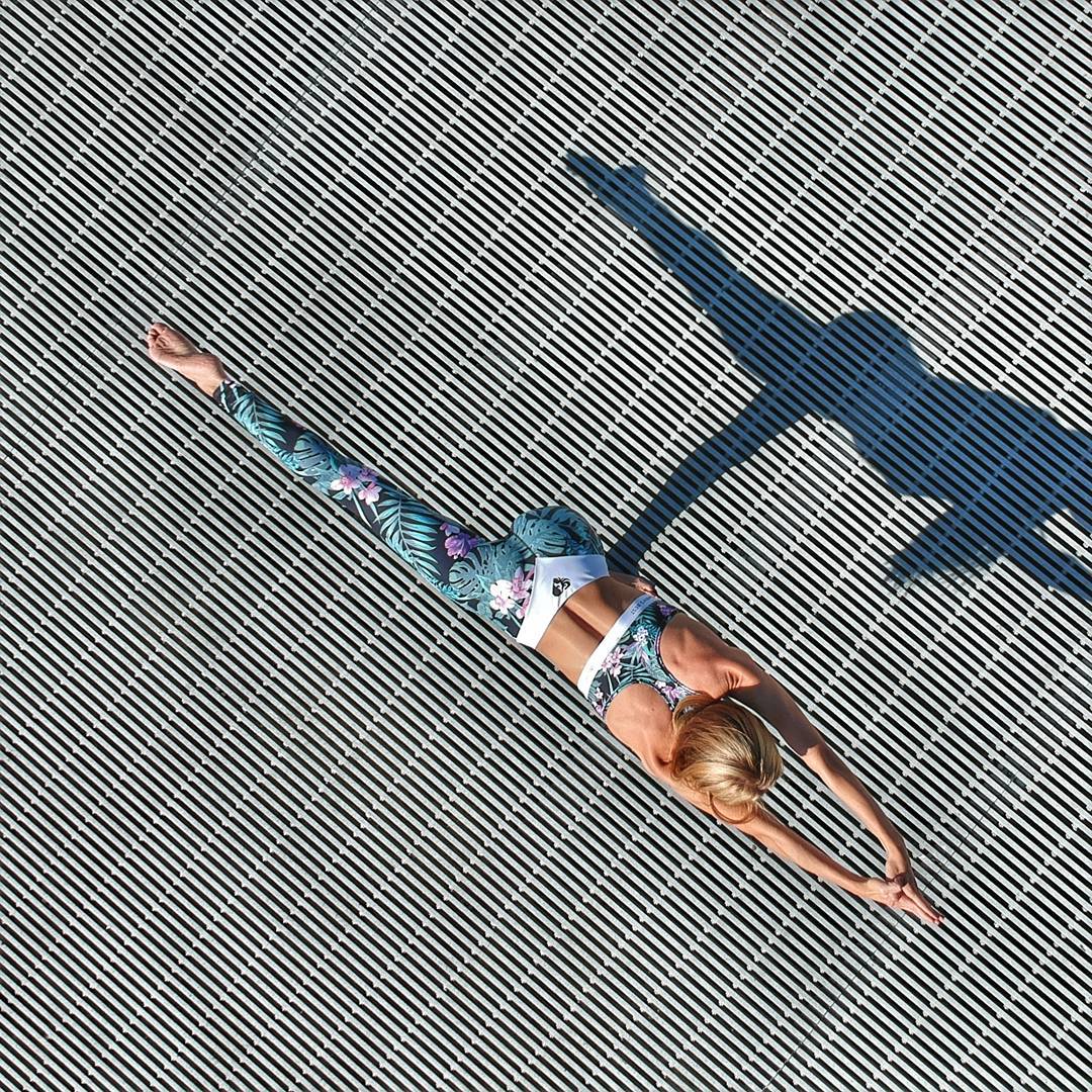 一个动作全脸紧致瑜伽,阳光明媚的简单瑜伽