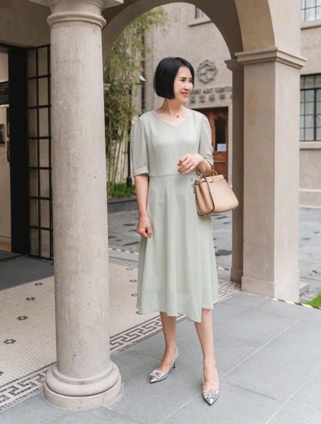 今年流行的适合40岁女人穿的裙子,有特色的裙子适合40多岁的女人穿