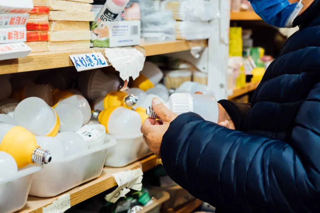 活着的两元店，2块钱能买啥？