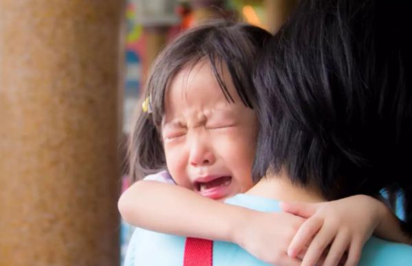 一个小女孩给芭比娃娃做衣服,孩子想给芭比娃娃做衣服怎么办