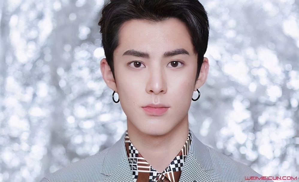 王鹤棣打篮球被撞飞犯规,裁判王鹤棣不满判罚离场