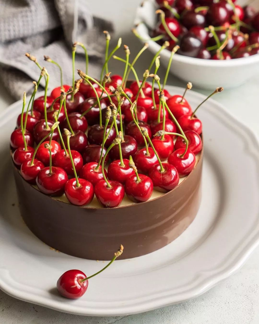 黑森林樱桃酒巧克力蛋糕,疯狂的草莓蛋糕图片