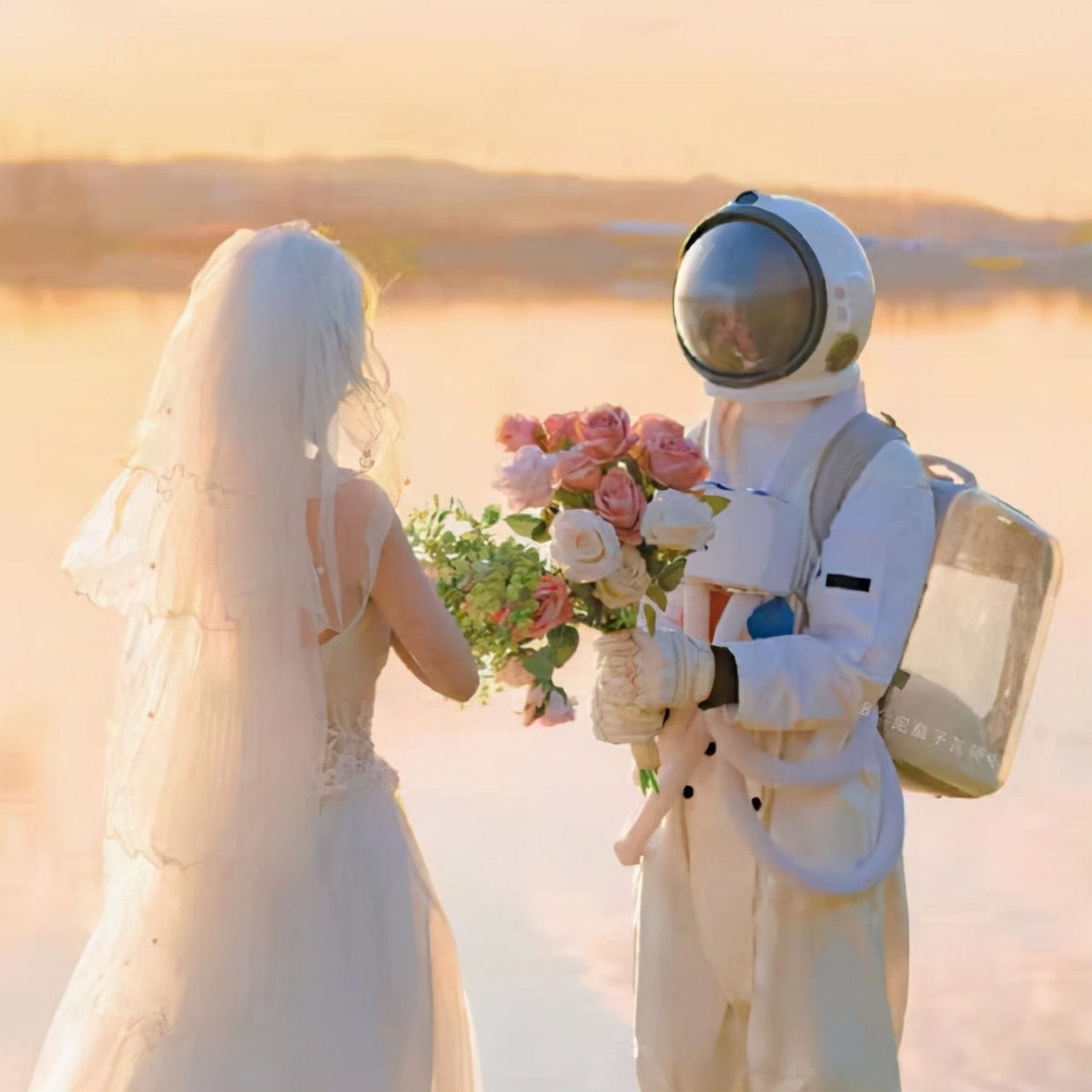 小伙给女友买15支口红,小伙一次送女友15支口红