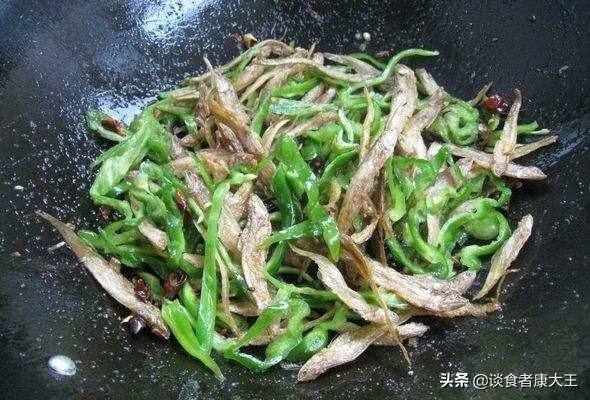 青辣椒爆炒鱼干,农家自晒鱼干做法