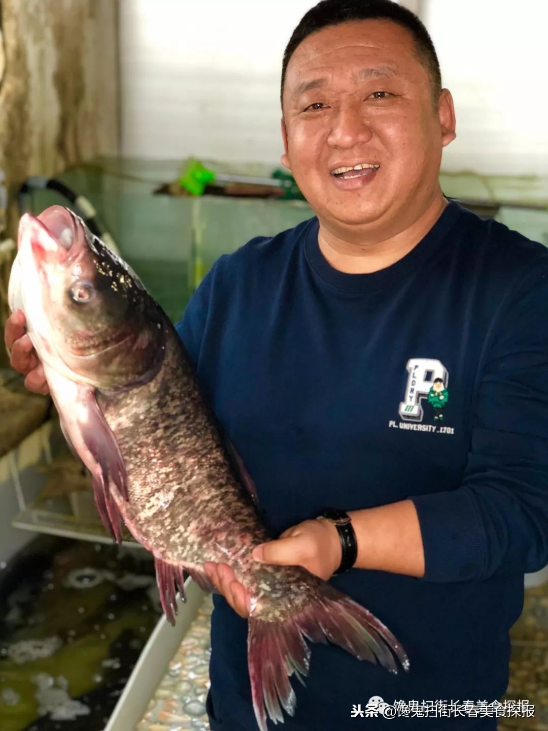 南湖别墅区藏个旧屯子，铁锅炖鱼天天爆满据说空姐都吃胖了！