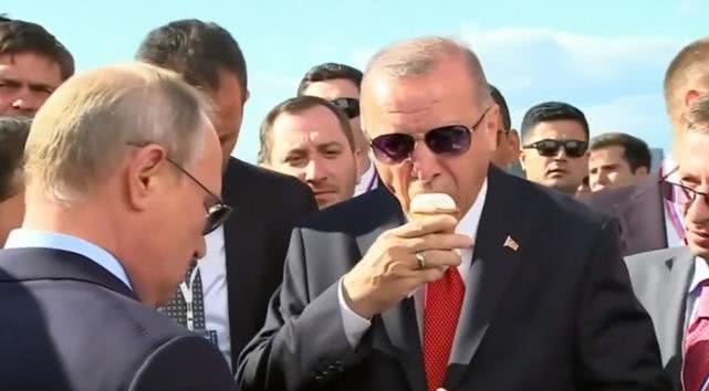 普京和土耳其埃尔多安看航展,普京参观俄新隐身战机