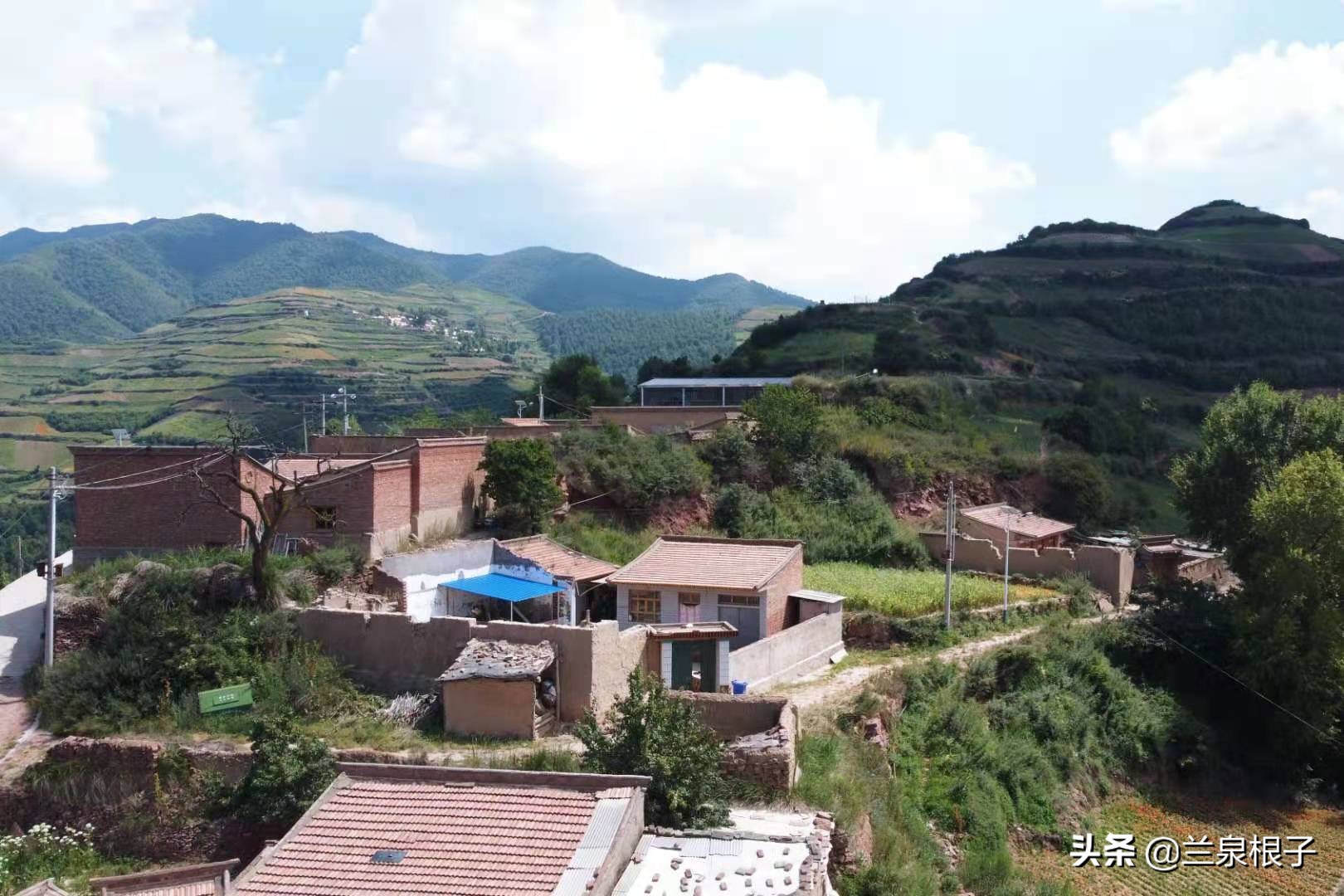 兰州南部大山深处山脊线上的美丽原野乡村沟对巴