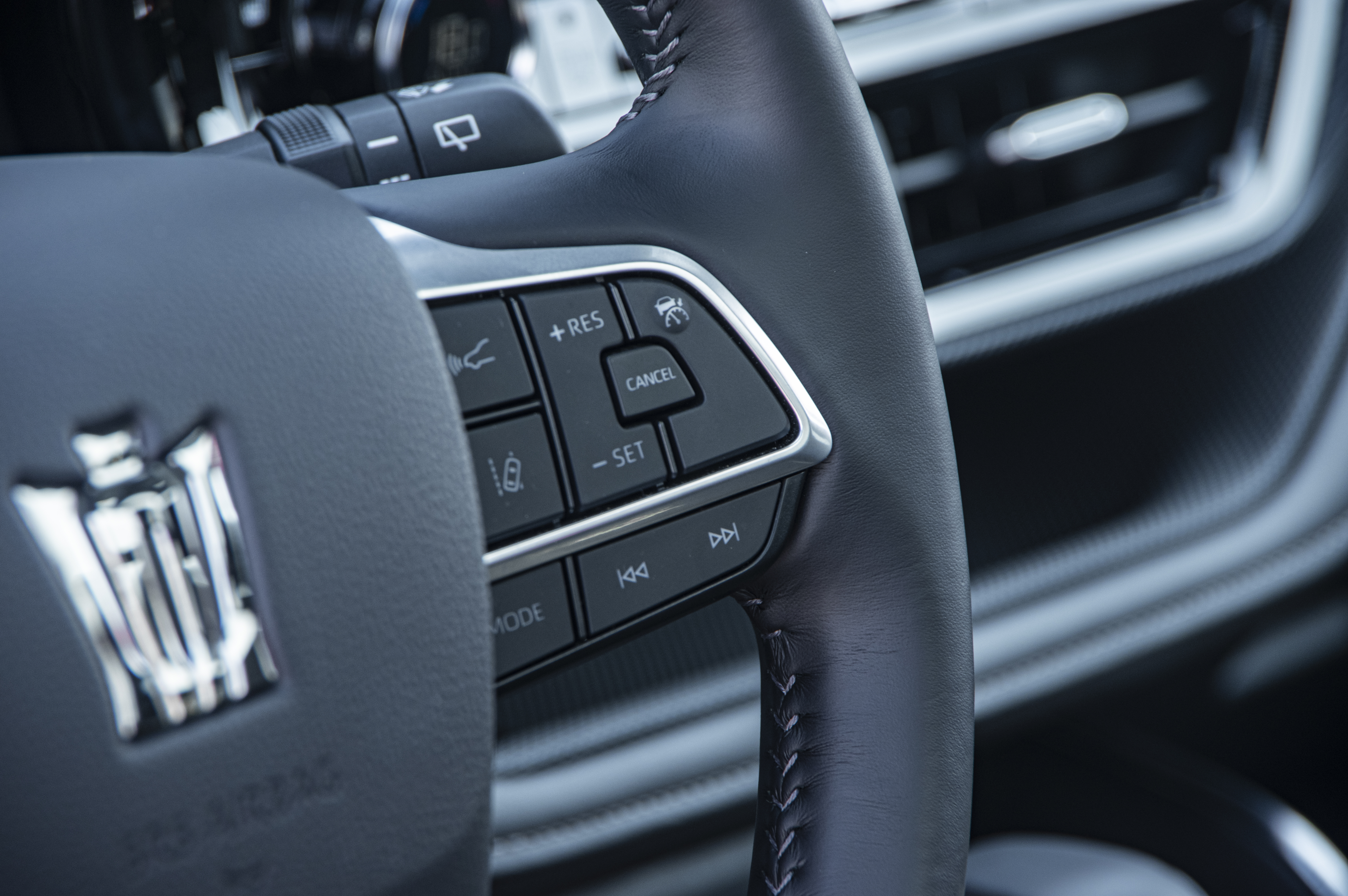 皇冠陆放银色到店实拍,皇冠陆放七座混动版2021长宽高