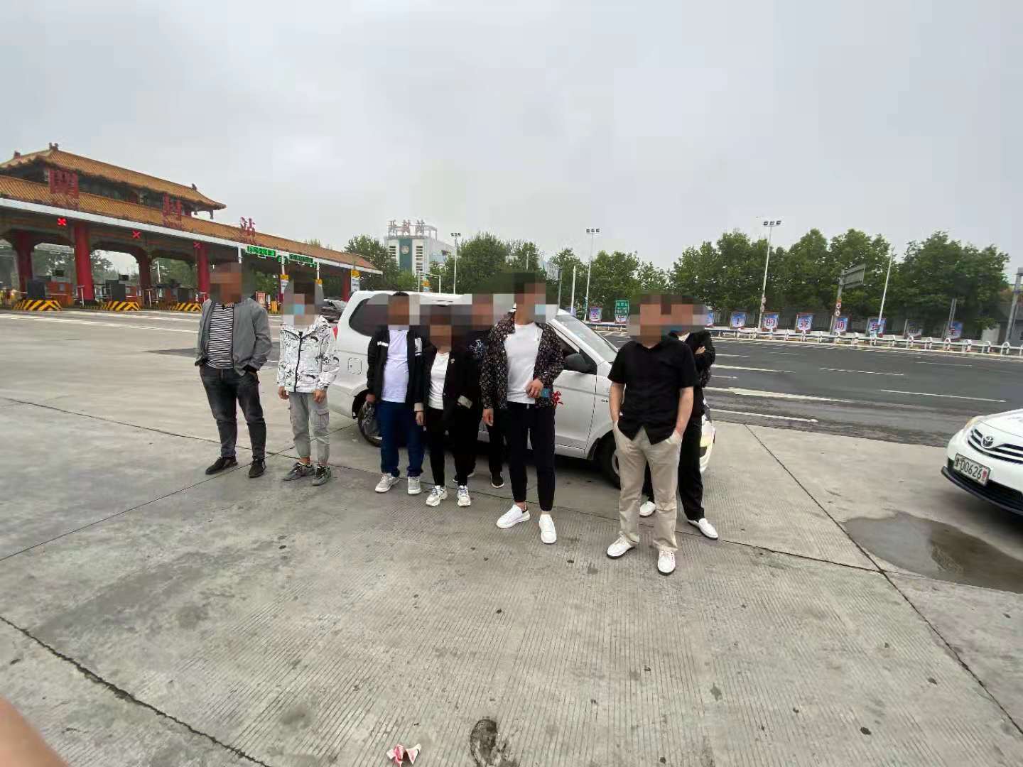 这个驾校太离谱送考试用车竟超员,交警严查驾校车超员违法行为