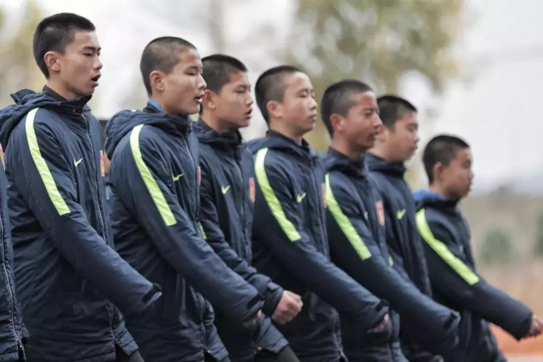 只5天时间就练出了感情——河北华夏梯队队员搂着教官依依不舍