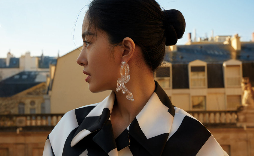 她演《芳华》迅速走红，今穿千鸟格露肩上衣配透视裙，复古高级