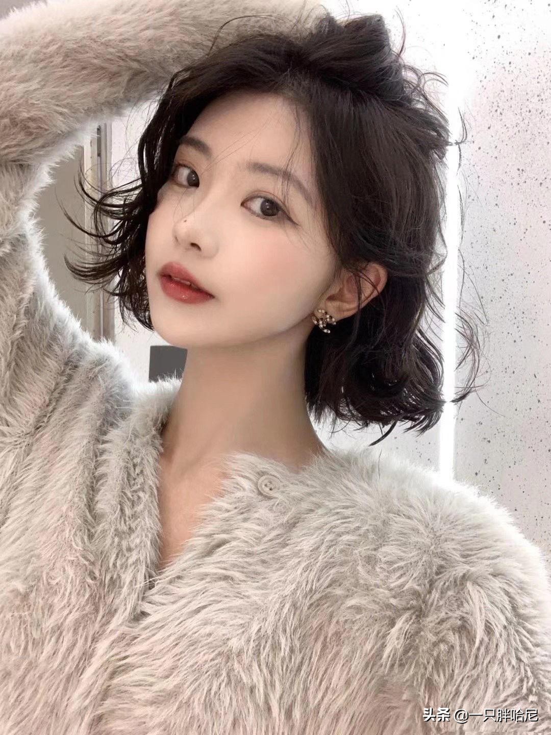 脸黄染什么头发好看又显得年轻,黄头发颜色减龄显白