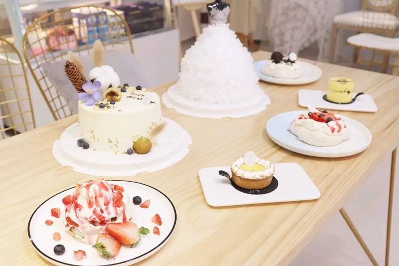 圆每个妹剂C的公主梦，这家店现在婚纱免费试，饮品+蛋糕请你食
