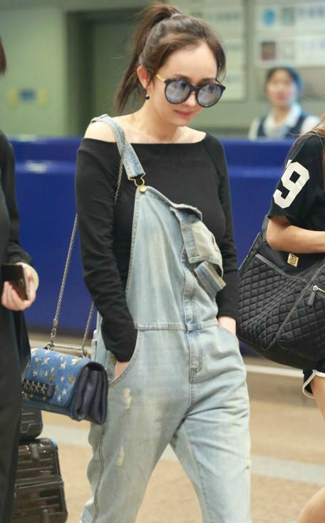 另一种蓝宋茜穿搭背带裤,背带裤一字领穿搭