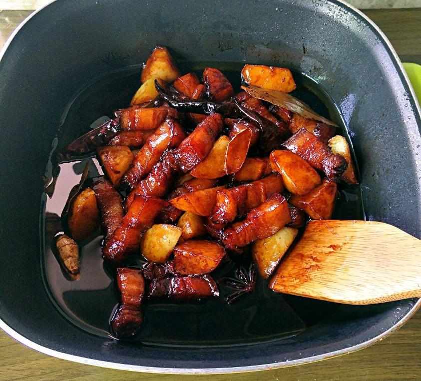 红烧肉的冰糖能用白糖代替么,红烧肉应该放桂皮还是八角