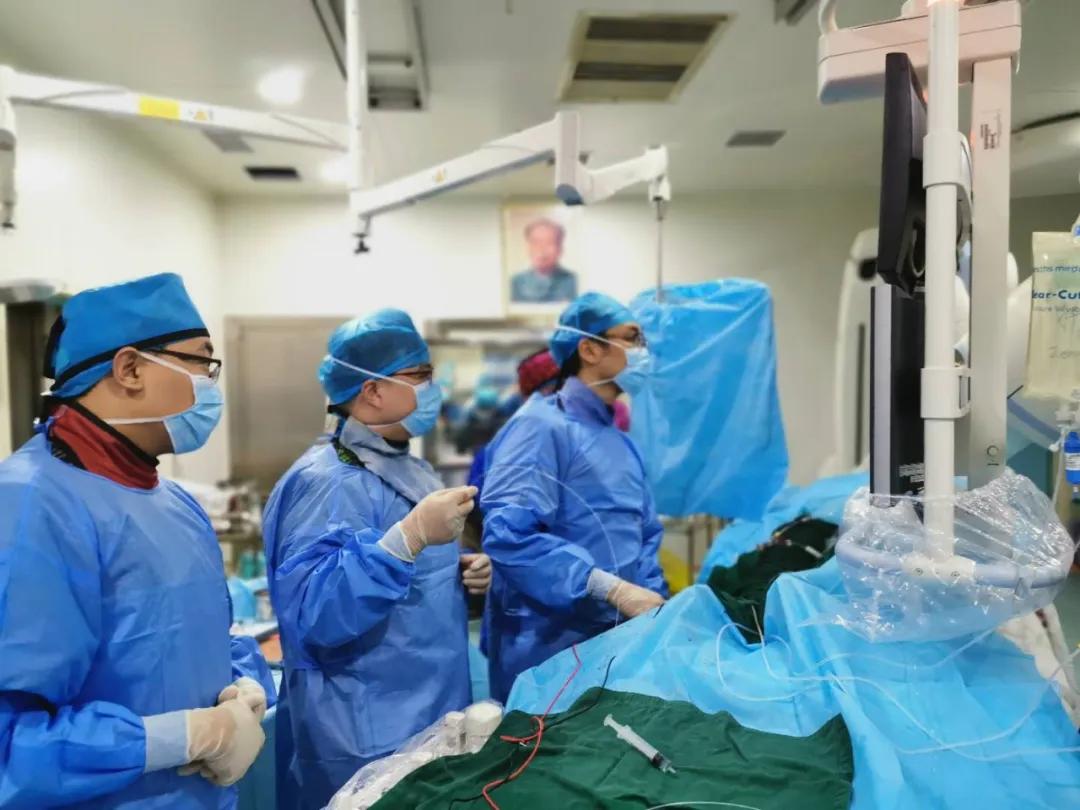 老年人夜间突发寒战高热呕吐,老人突发高热