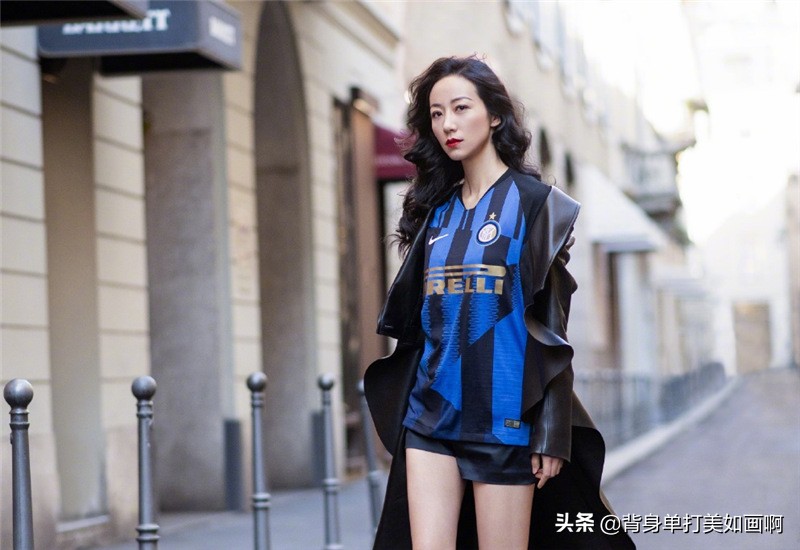 当女神遇上足球会怎样？韩雪演绎国米球衣，完美诠释何谓美如画！