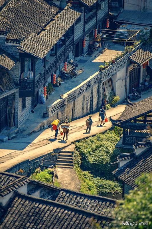 芙蓉镇挂在瀑布上的千年古镇,芙蓉镇是挂在瀑布上的古镇