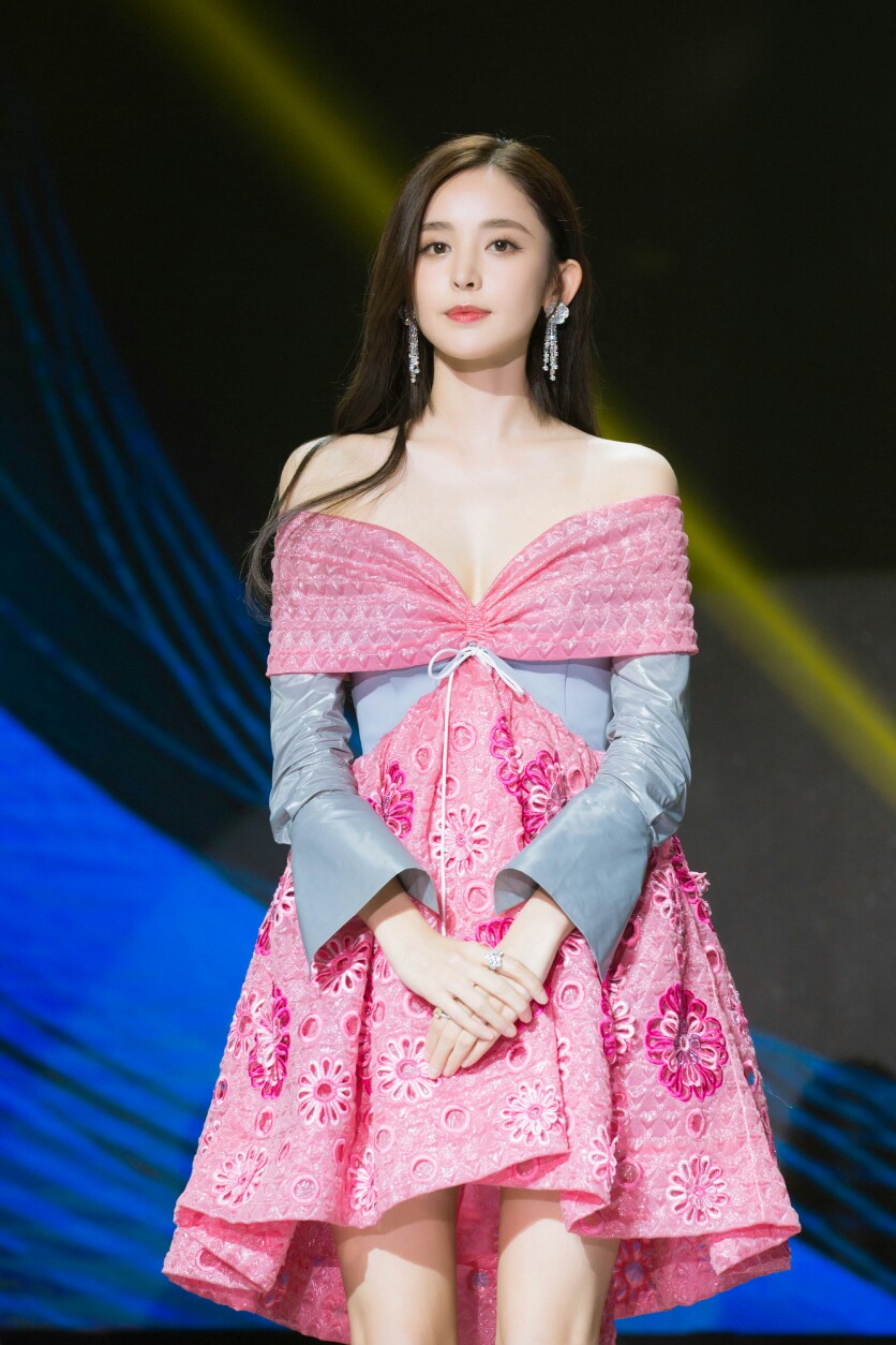 新疆维吾尔族女明星古力娜扎,古力娜扎新疆艺术学院