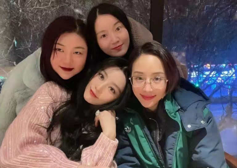 范冰冰与粉丝合影戒指抢镜,范冰冰参加友人聚会