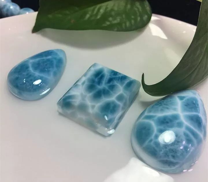 在户外挖到这样宝石千万别扔掉,不怕太阳暴晒的宝石