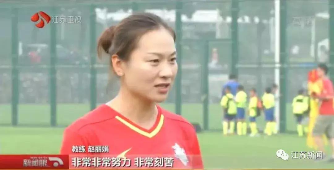 穿不起专业球鞋，9岁的她是足球场上唯一的女生：我们穷但也有梦想