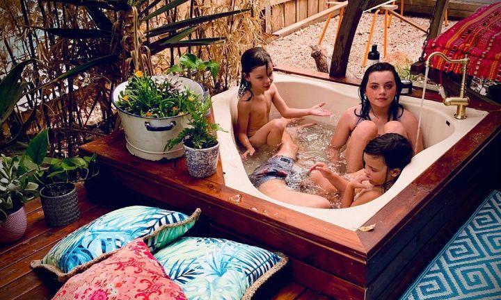 澳洲一位妈妈花270英镑亲手打造水疗池不少父母却表示担忧