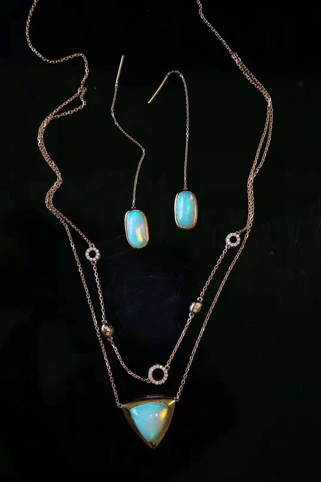 欧泊一种拥有世间所有颜色的宝石，关键还不贵