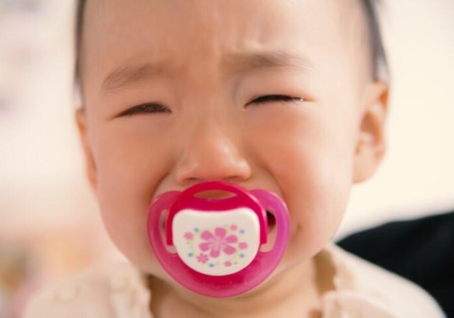 宝宝睡觉前总是哭闹要怎么解决,宝宝每晚睡觉前都要哭闹怎么办