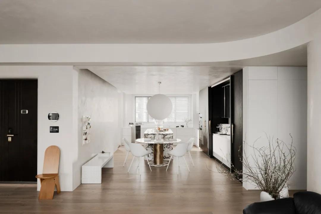 她从欧洲背回月球灯，“明明如月，何时可掇”，把家变成了艺术馆